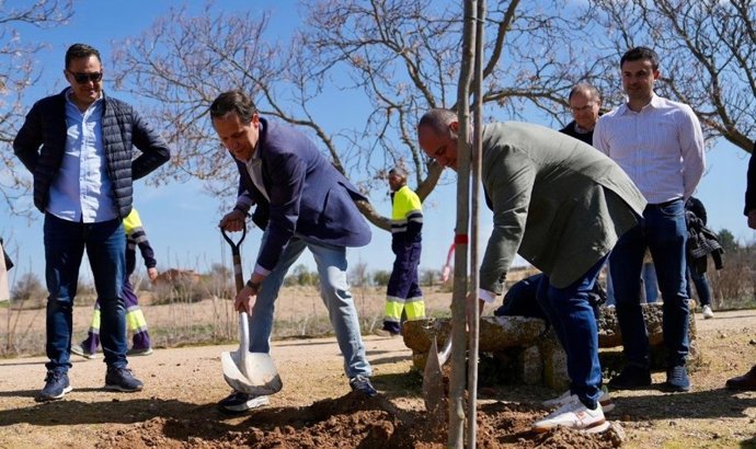 El presidente de la Diputación de Valladolid, Conrado Íscar, ha participado en los actos conmemorativos del Día del Árbol que la Institución provincial ha celebrado en el municipio de Rueda