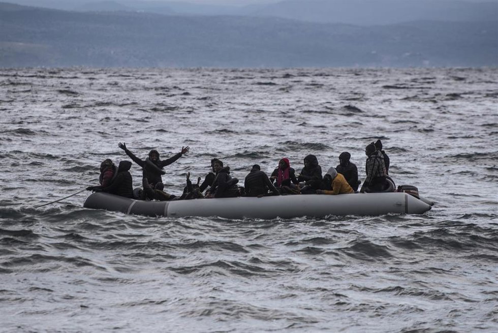 Archivo - Migrantes frente a las costas de la isla de Lesbos, en Grecia
