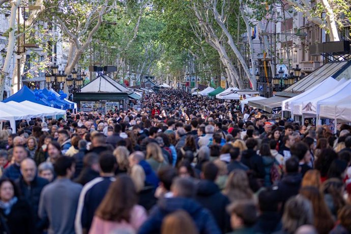 Archivo - Cientos de personas visitan las paradas durante el día de Sant Jordi 2024, a 23 de abril de 2024, en Barcelona, Catalunya (España)