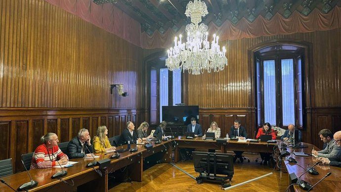 Imagen de la reunión con el conseller de Agricultura, Òscar Ordeig.