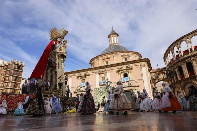 Varias personas llevan flores durante el segundo día de ofrenda floral a la Virgen de los Desamparados, a 18 de marzo de 2026, en Valencia, Comunidad Valenciana (España). 