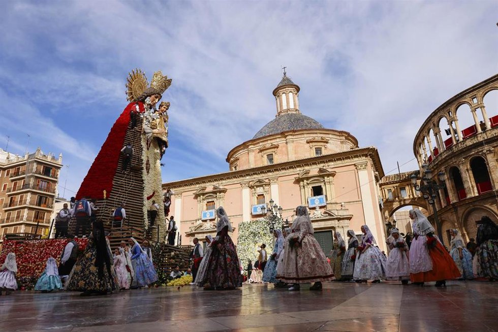 Varias personas llevan flores durante el segundo día de ofrenda floral a la Virgen de los Desamparados, a 18 de marzo de 2026, en Valencia, Comunidad Valenciana (España).