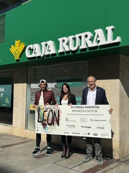 El concejal de Deportes del Ayuntamiento de León, Vicente Canuria (derecha), ha participado este jueves en la presentación de la camiseta de la prueba, de la mano de Caja Rural.