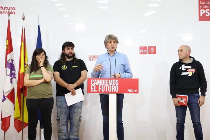 Carlos Martínez comparece en rueda de prensa tras reunirse con los trabajadores del operativo contra incendios