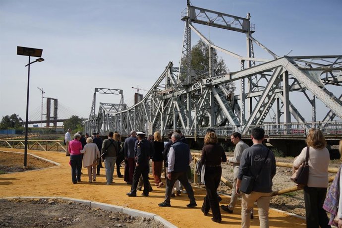 El presidente de la APS, representantes sindicales y vecinales, de la Comandancia Naval, familiares del director de la Junta de Obras del Puerto y el comisario del centenario del 29, entre otros, visitan el Puente de Hierro.