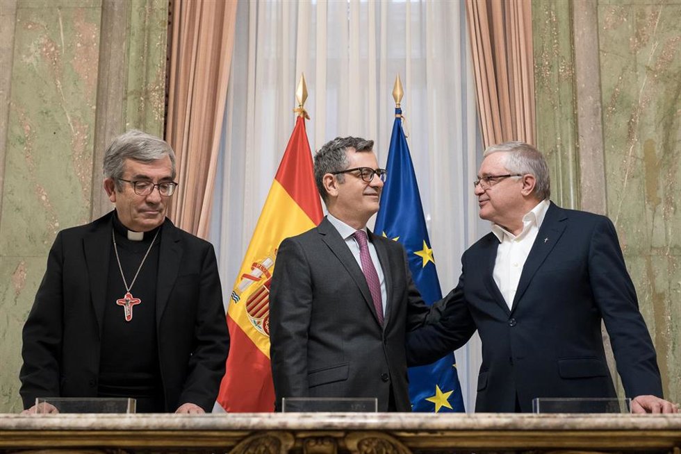 Archivo - El ministro de la Presidencia, Justicia y Relaciones con las Cortes, Félix Bolaños (c), el presidente de la Confederación Episcopal Española, Luis Argüello (i), y el Presidente de la Conferencia Española de Religiosos, Jesús Díaz Sariego (d).