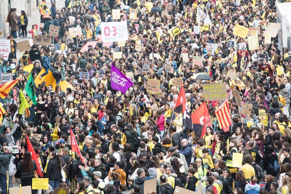 Decenas de personas durante una concentración de profesores en huelga convocada por UstecStes, AspepcSps, CGT Ensenyament y La Intersindical