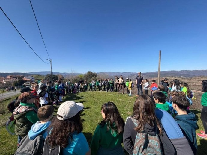 66 Alumnos De Las Trece Villas Celebran En Almarza De Cameros Su Tradicional 'Día Del Árbol'