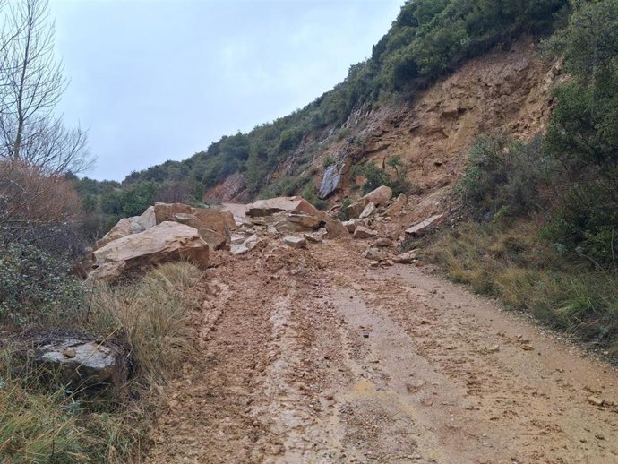 La DPH está trabajando ya en el acceso a Bergua desde la N-260 para solventar el desprendimiento que se produjo la madrugada del pasado 20 de enero y que llegó a cortar la carretera.