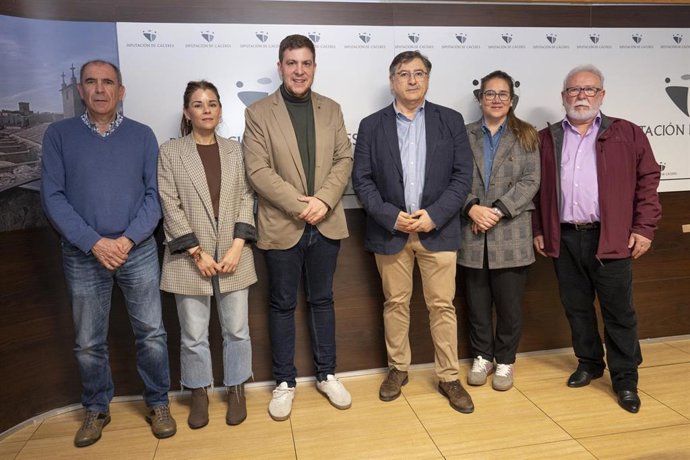 El diputado de Formación y Asistencia a Entidades Locales, Javier Prieto, junto a trabajadores y trabajadoras del Área de Formación de la Diputación de Cáceres