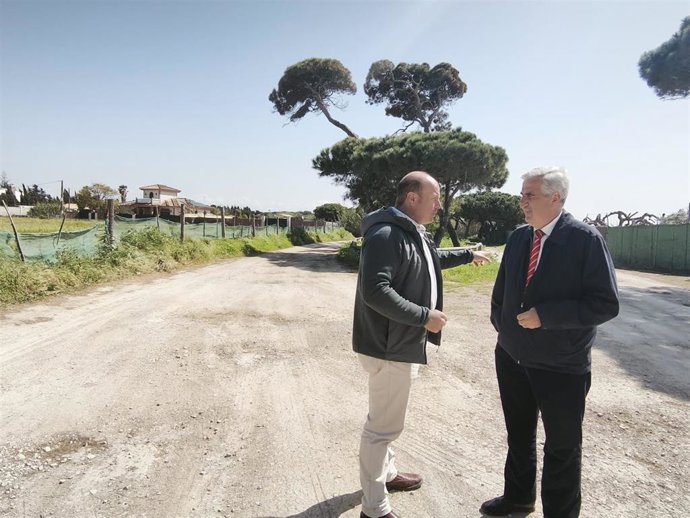 Oscar Curtido con el alcalde de Chipiona visitando una de las vías pecuarias del municipio.