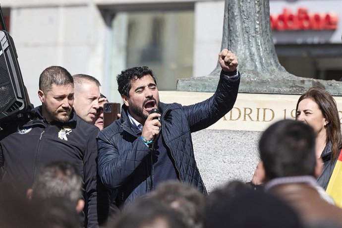 El eurodiputado y líder de Se Acabó la Fiesta (SALF), Luis 'Alvise' Pérez, interviene durante la manifestación de policías nacionales y guardias civiles convocada por el sindicato JuntosPolGC, a 14 de marzo de 2026, en Madrid (España). El sindicato ha org