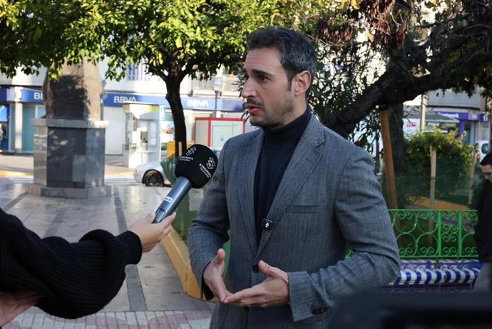 El secretario general del PP de Sevilla, Agustín Aguilera, atiende a los medios.