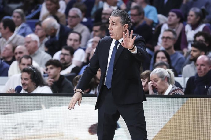 Archivo - Sergio Scariolo da instrucciones durante un partido del Real Madrid