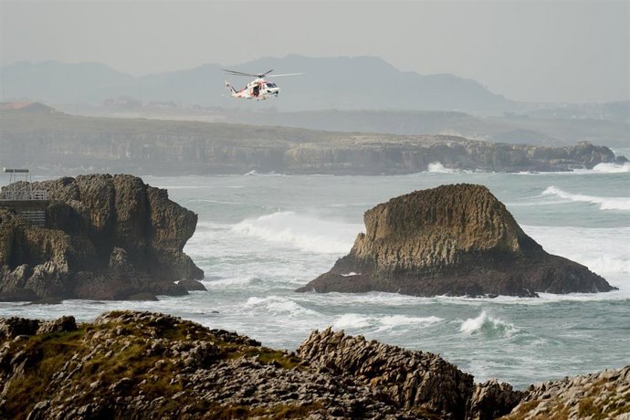 Equipos de rescate y servicios de emergencias trabajan en el lugar de los hechos, la playa de El Bocal, a 4 de marzo de 2026, en Santander, Cantabria (España). 