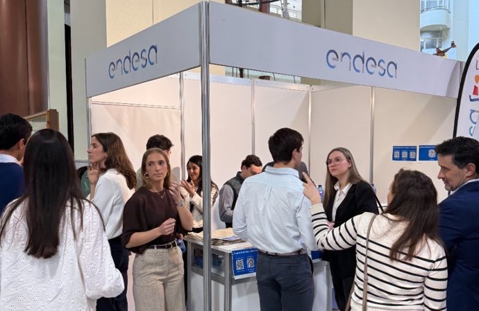 Participantes en la Feria de Empleo Esiem 2026 junto al estand de la compañía.