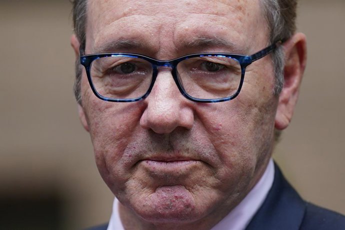 Archivo - Actor Kevin Spacey speaks to the media outside Southwark Crown Court, after he was found not guilty of sexually assaulting four men following a trial.