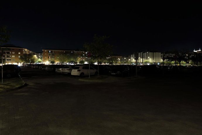 Archivo - Aparcamiento coches en el barrio de Santa Teresa Toledo