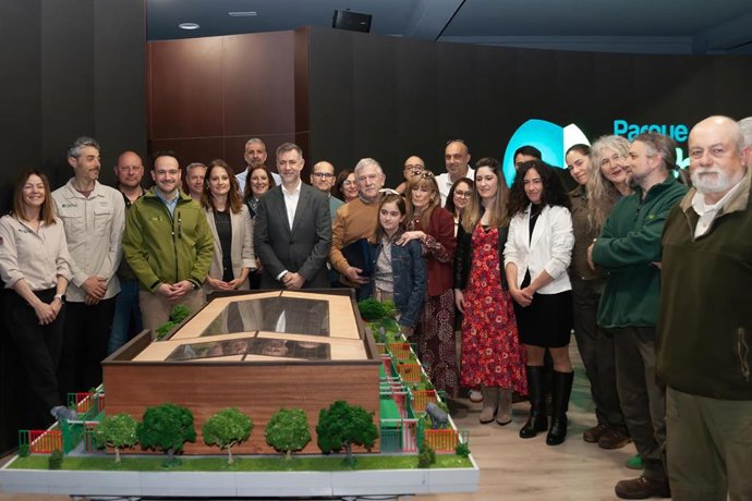 El Consejero De Turismo, Luis Martínez Abad, En Cabárceno