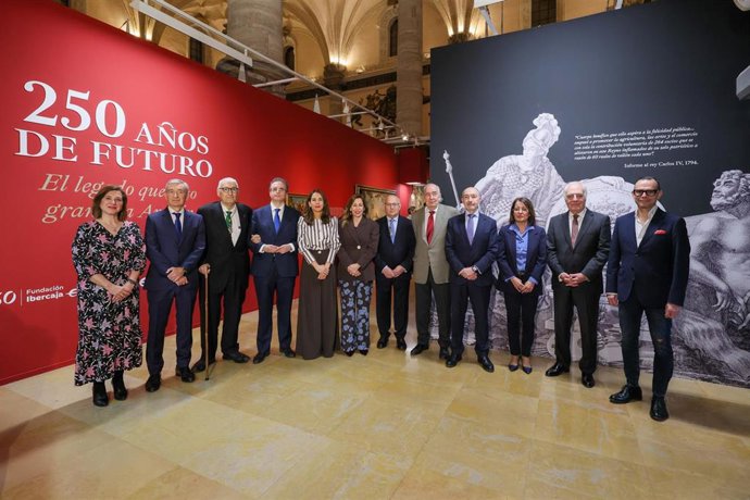 Foto de familia en la inauguración de la muestra '250 años de futuro. El legado que hizo grande a Aragón', en la Lonja de Zaragoza.