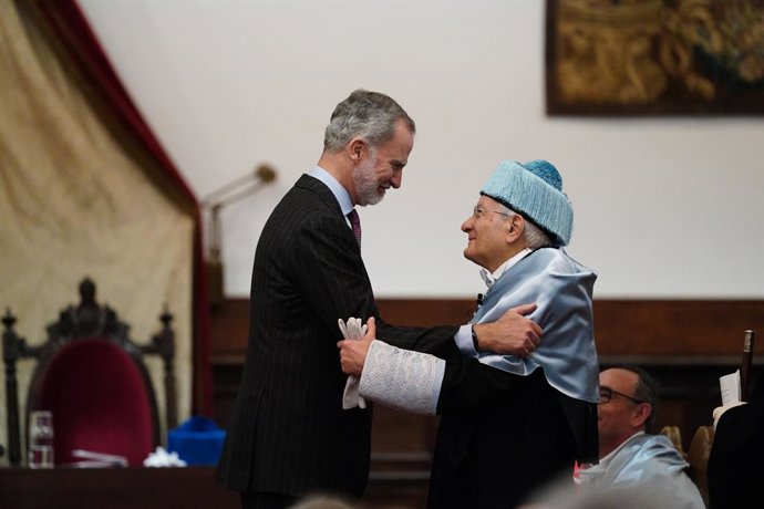 O rei Felipe VI cumprimenta calorosamente o presidente da República Italiana, Sergio Mattarella, após a sua nomeação como Doutor Honoris Causa da USAL.