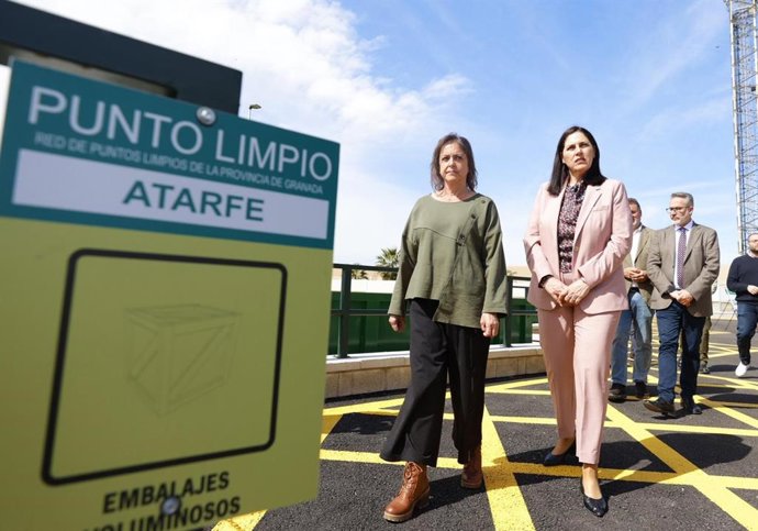La consejera de Sostenibilidad y Medio Ambiente, Catalina García, y la alcaldesa de Atarfe, Yolanda González, durante la inauguración del nuevo punto limpio de esta ciudad del área metropolitana de Granada.