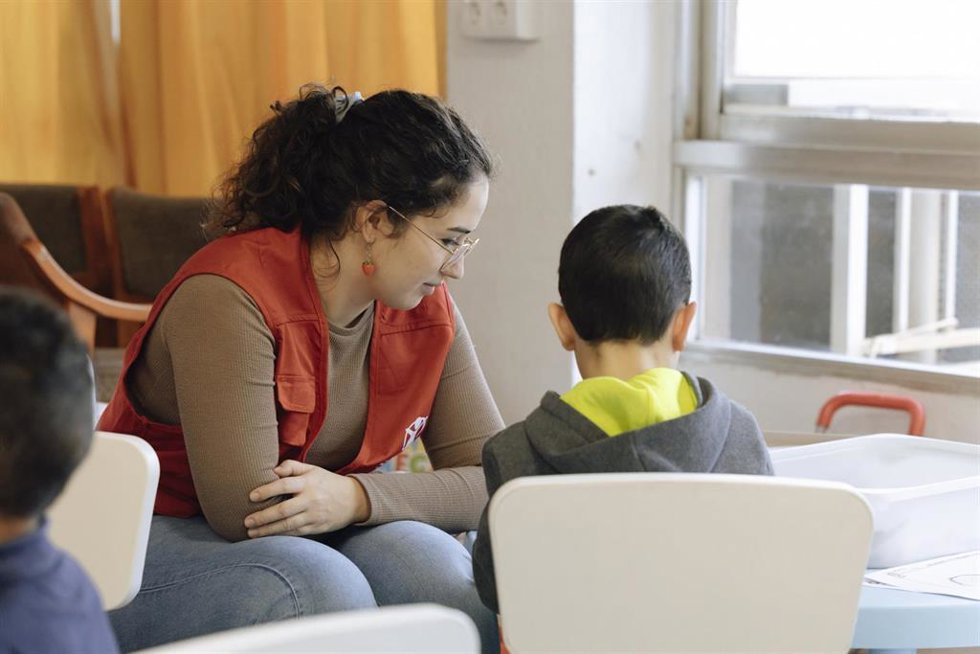 Archivo - Educadora de CaixaProinfancia atendiendo niños en Save the Children.