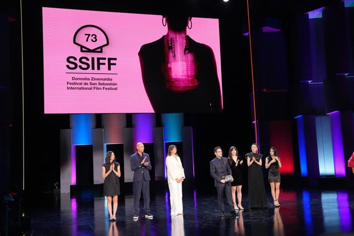 Archivo - El director Juan Antonio Bayona interviene durante la gala inaugural de la 73ª edición del Festival Internacional de Cine de San Sebastián, en el Teatro Victoria Eugenia, a 19 de septiembre de 2025, en San Sebastián, Guipúzcoa, País Vasco (Españ