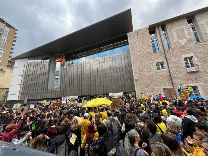 Els docents davant l'edifici dels serveis territorials d'Educació a Girona