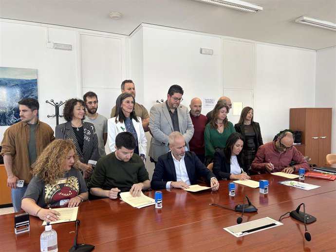 Firma del acuerdo sobre la subida salarial docente.