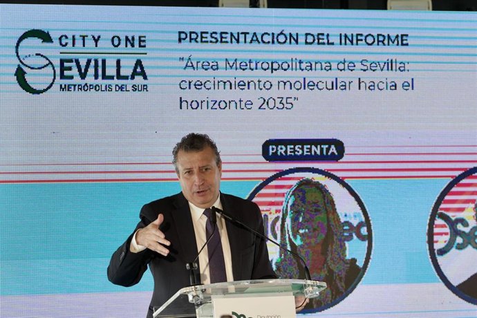 El presidente de la Diputación de Sevilla, Javier Fernández, inaugura la jornada de presentación del informe 'Área Metropolitana de Sevilla: crecimiento molecular hacia el horizonte 2035'. 