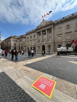 Uno de los carteles de la campaña en la plaza Sant Jaume de Barcelona