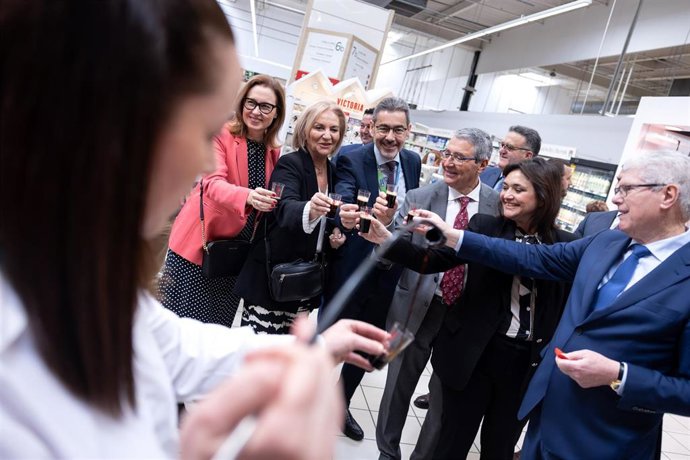El presidente de la Diputación, Francisco Salado, participa junto a la alcaldesa, Margarita del Cid; el director regional de Carrefour, Jean François Alba; y Aurelio Martín, presidente de Costasol de Hipermercados.