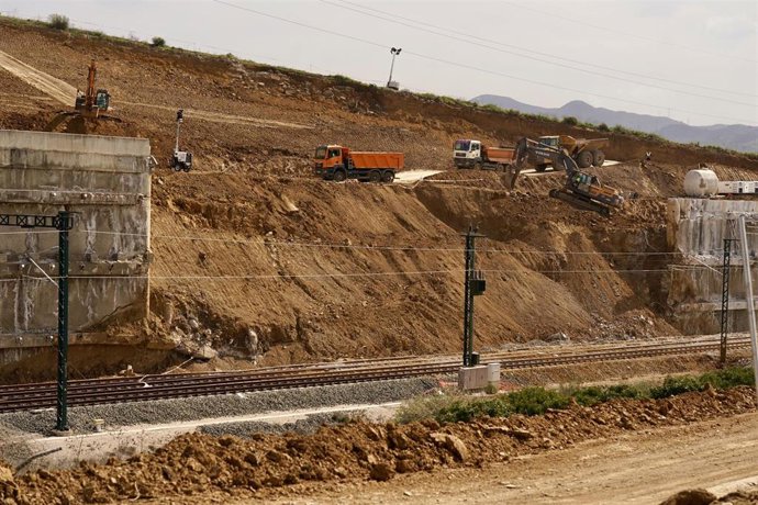 Imagen de las obras de emergencias sobre el talud que se vio gravemente afectado por el pasado temporal a su paso por Álora (Málaga) y que mantiene sin servicio directo la conexión del AVE Madrid-Málaga.