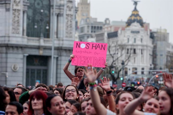 Archivo - Decenas de personas durante la segunda edición de la Fiesta de la Resurrección, en la plaza de Cibeles, en 2024.