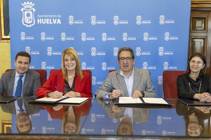 Firma del convenio entre Ayuntamiento de Huelva y Fundación Cajasol.