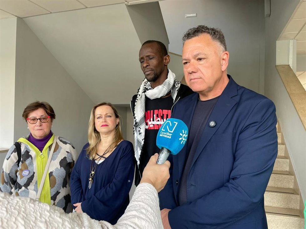 El candidato de Podemos a la Junta, Juan Antonio Delgado, atiende a los medios en Huelva al asistir a una jornada antirracista.