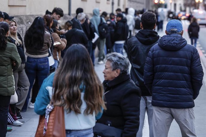 Archivo - Decenas de inmigrantes hacen cola en el Ayuntamiento de Valencia, a 5 de febrero de 2026, en Valencia, Comunidad Valenciana (España).