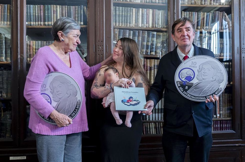 (I-D) La tía de la escritora Dolores Grandes, la hija Elisa y la nieta Candela, y el director del Instituto Cervantes, Luis García Montero, interviene durante la presentación de la Moneda 8M-2026 en homenaje a Almudena Grandes, a 19 de marzo de 2026, en