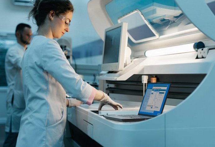 Estación de trabajo ThinkPad de Lenovo en un entorno de investigación.