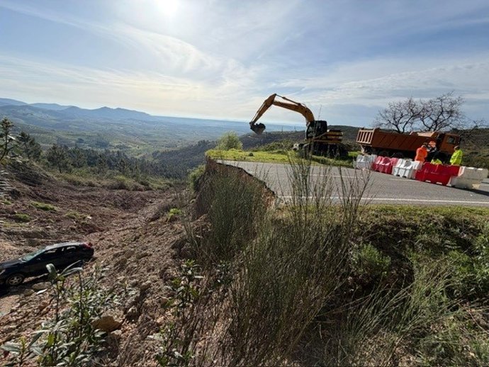 Comienza el arreglo de la carretera que une Berzocana con Logrosán que sufrió un socavón en febrero