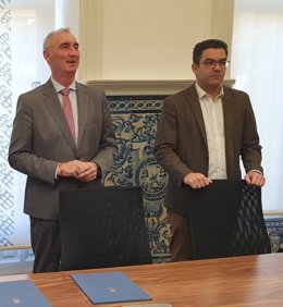 El concejal portavoz, José Luis Horcajo (dcha) con el alcalde de Segovia