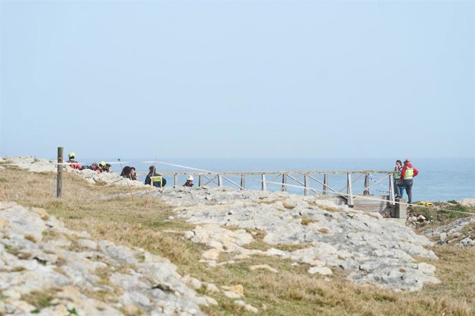 Servicios de emergencias trabajan en el lugar de los hechos, la playa de El Bocal, a 4 de marzo de 2026, en Santander, Cantabria (España).