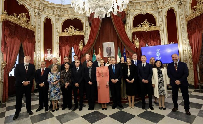 La presidenta de la Diputación de Cádiz, Almudena Martínez, posa en una foto de familia junto a los reconocidos con la medalla del Día de la Provincia.
