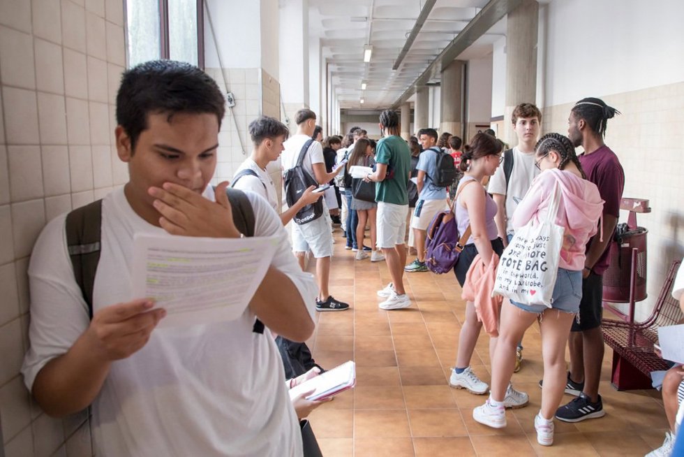 Archivo - Alumnos a la espera de una prueba de la EBAU de julio en la ULL