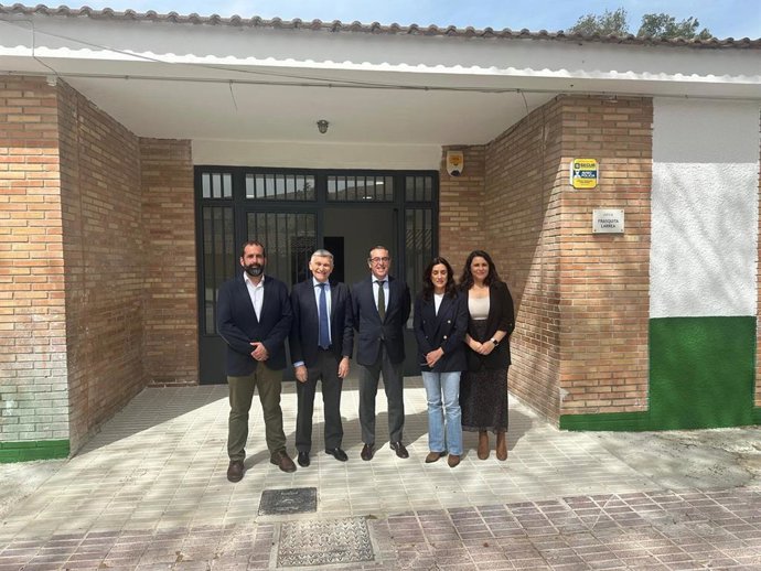El delegado territorial Miguel Briones visita  la rehabilitación del CEIP Miguel Hernández de San Pedro de Alcántara