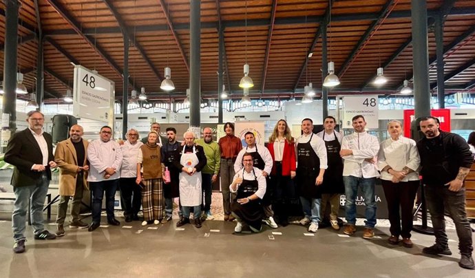 Participantes, jurado y representantes institucionales posan tras la final del IV Campeonato Provincial Ashal Tapas, celebrada en el Espacio Gastronómico del Mercado Central de Almería.