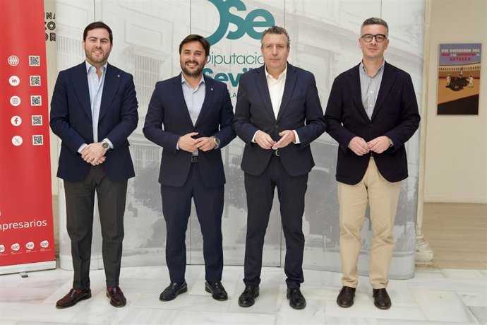 El presidente de la Diputación de Sevilla, Javier Fernández, junto al vicepresidente de Prodetur, Rodrigo Rodríguez Hans; el presidente de AJE Andalucía, Félix Almagro y el presidente de AJE Sevilla, Miguel Pérez; tras la reunión de comité ejecutivo.