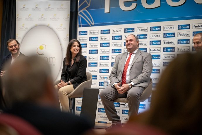El consejero de Agricultura, Ganadería y Desarrollo Rural, Julián Martínez Lizán, clausura la Asamblea General de la Asociación Regional de Avicultores de Castilla-La Mancha (Avicam) en la sede de Fedeto.