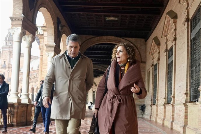 Archivo - La vicepresidenta primera del Gobierno y ministra de Hacienda, María Jesús Montero, y el delegado del Gobierno en Andalucía, Pedro Fernández, llegando a la reunión para analizar los efectos de la borrasca 'Leonardo' en la comunidad. (Foto de arc